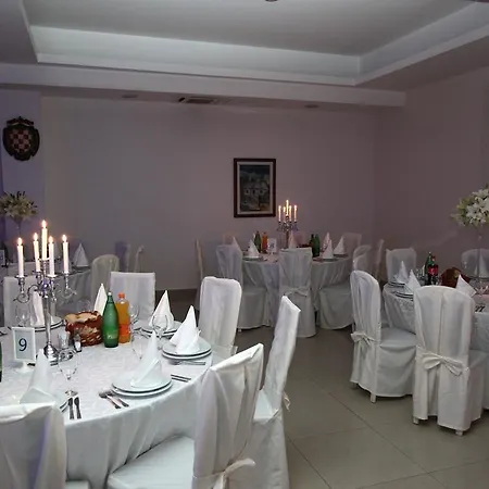 Sveti Kriz 酒店 Arbanija