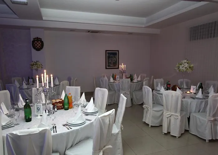 Sveti Kriz 酒店 Arbanija